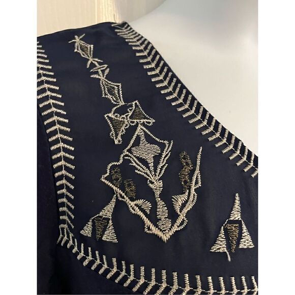 Simply Irresistible Navy Blue Large V-neck. - Picture 3 of 7